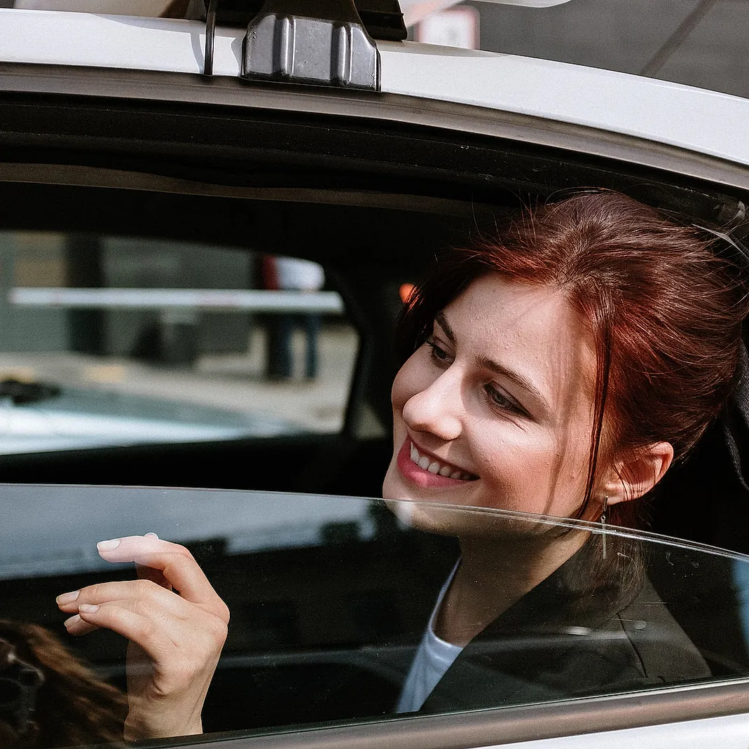 chica en un taxi